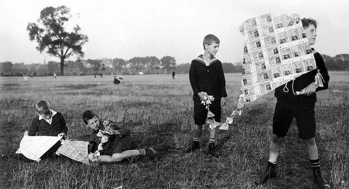 Crianças brincando com cédulas de dinheiro durante a hiperinflação na Alemanha em 1923, usando-as para fazer pipas.